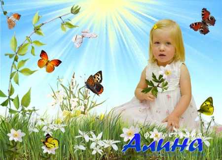 Первые подснежники на лужайке